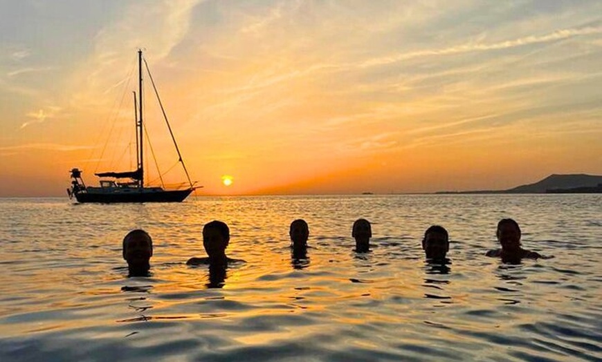 Image 11: Yate Privado con Barbacoa Gourmet y Atardecer