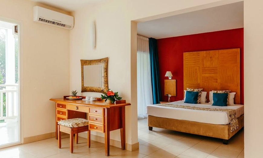 Image 3: ✈ LA RÉUNION | St Gilles - Hôtel Le Récif 3* - Piscine extérieure