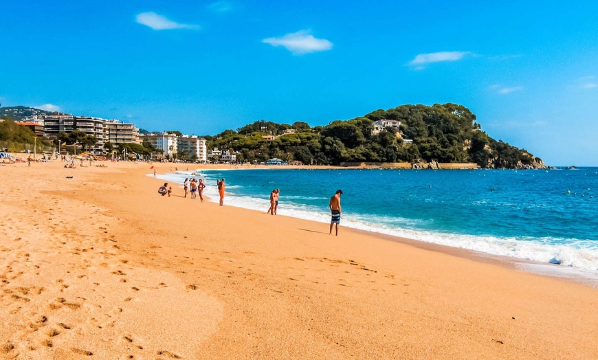 Image 12: ✈ COSTA BRAVA | Lloret de Mar - Hotel Cleopatra Spa 4* - Spiaggia d...