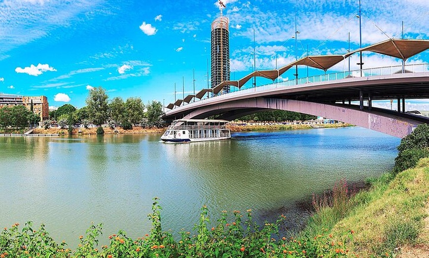 Image 11: Travesía en barco por el río Guadalquivir en Sevilla