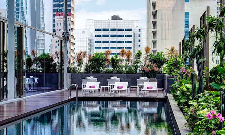 Image 1: ✈ SINGAPORE - YOTEL Singapore Orchard Road 4* - Piscina esterna