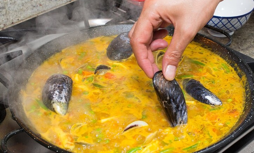 Image 9: Tour por el mercado y cocina de paella con vino en el centro de Bar...