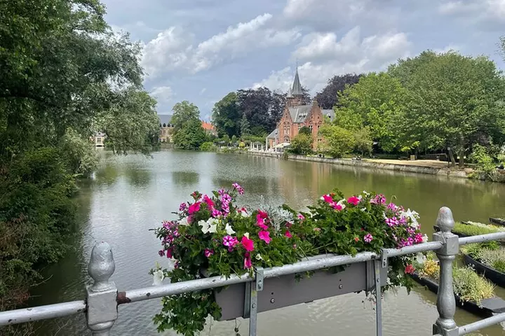 Découvrez la magie de Bruges à votre rythme avec une excursion d'une journée au départ de Paris. - Primary Image