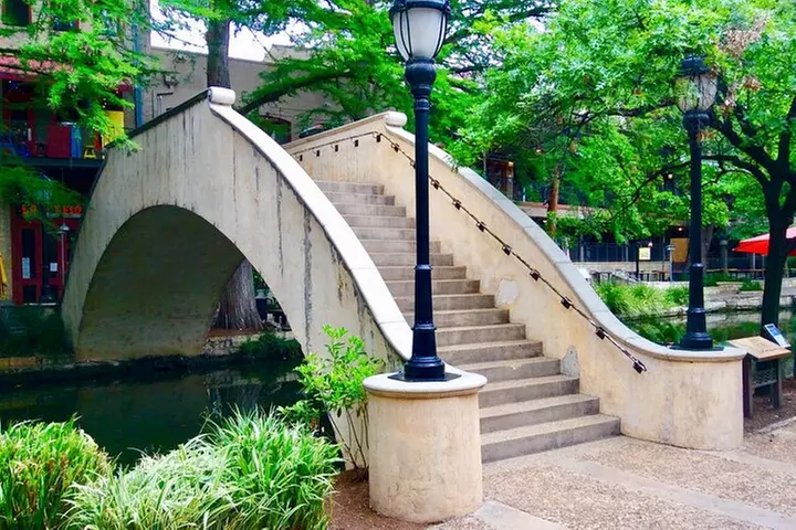 Walking Tour Along the San Antonio Riverwalk And Around Downtown