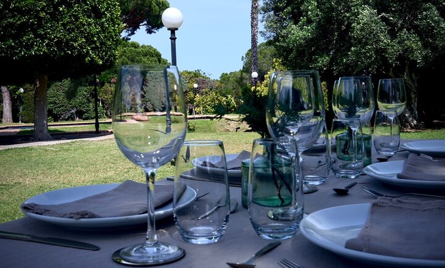 Image 6: Una mesa de chef en un jardín secreto