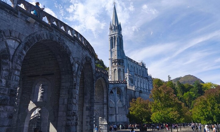 Image 32: Experimente Lourdes con un tour privado y un cómodo transporte