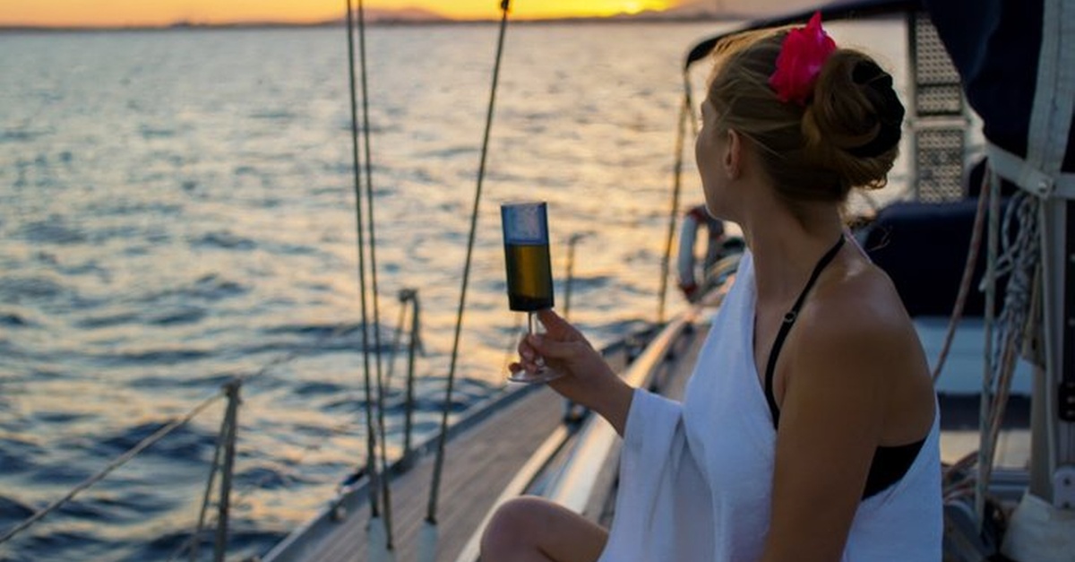 Cena al atardecer para dos a bordo de un velero en Palma de Mallorca