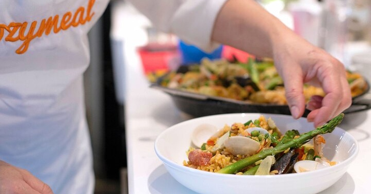 Clase de cocina para preparar dos paellas tradicionales en Madrid