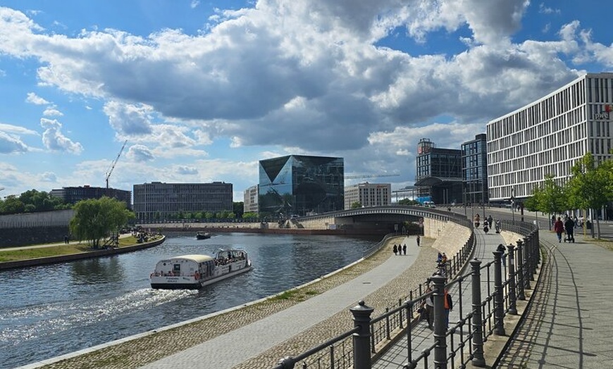 Image 9: Berlin VIP TOUR - Private Bus Tour inklusive Chauffeur und Guide