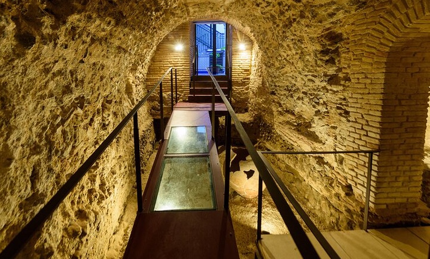 Image 2: Tour Toledo Subterráneo Visita Termas romanas y Sótanos Privados