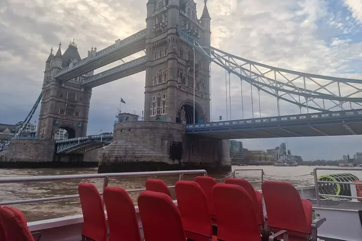 VIP Tower of London and Crown Jewels Tour with Private Beefeater Me...