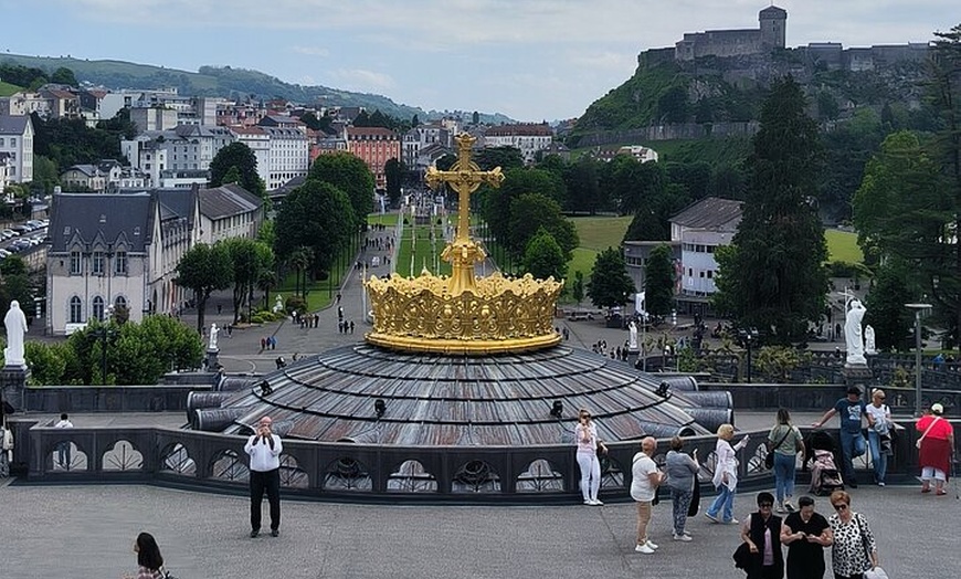 Image 10: Experimente Lourdes con un tour privado y un cómodo transporte