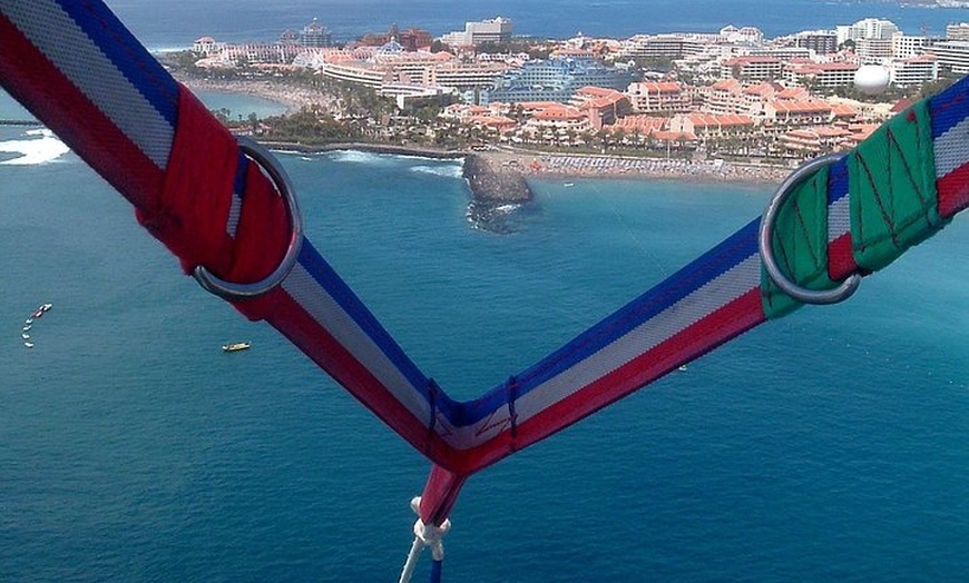 Image 6: Parascending Tenerife. Pasea sobre el mar del sur de Tenerife