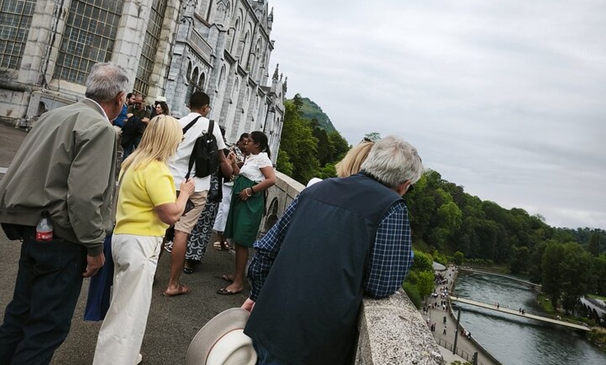 Image 18: Experimente Lourdes con un tour privado y un cómodo transporte