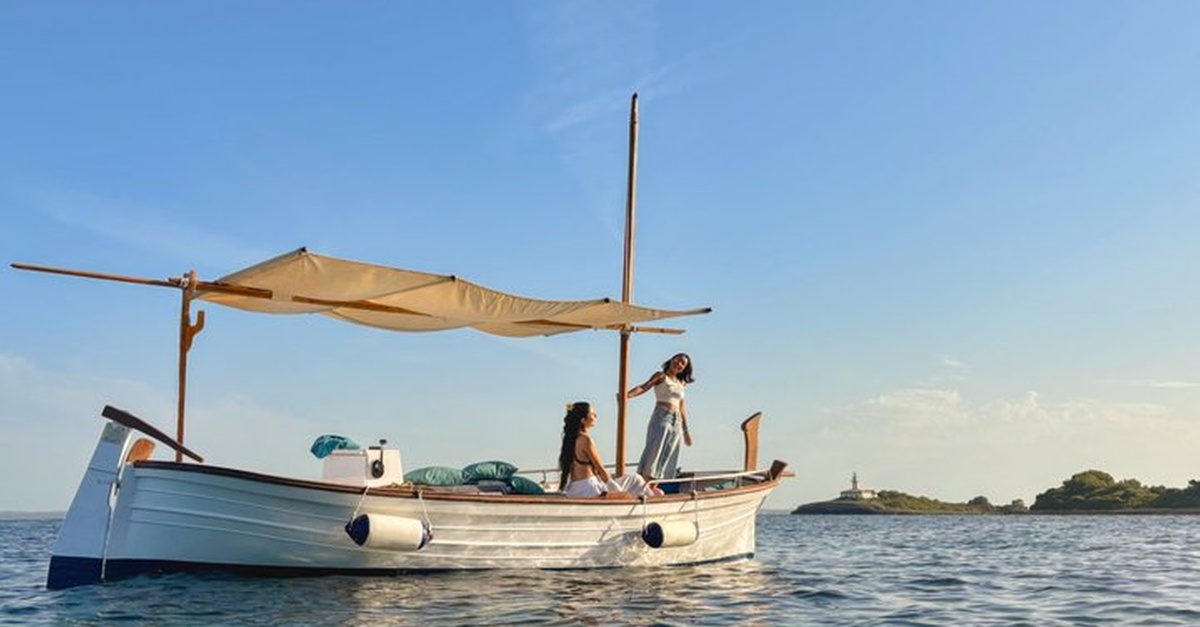 Tour privado en barco desde Alcudia a la Isla del Faro, Mallorca
