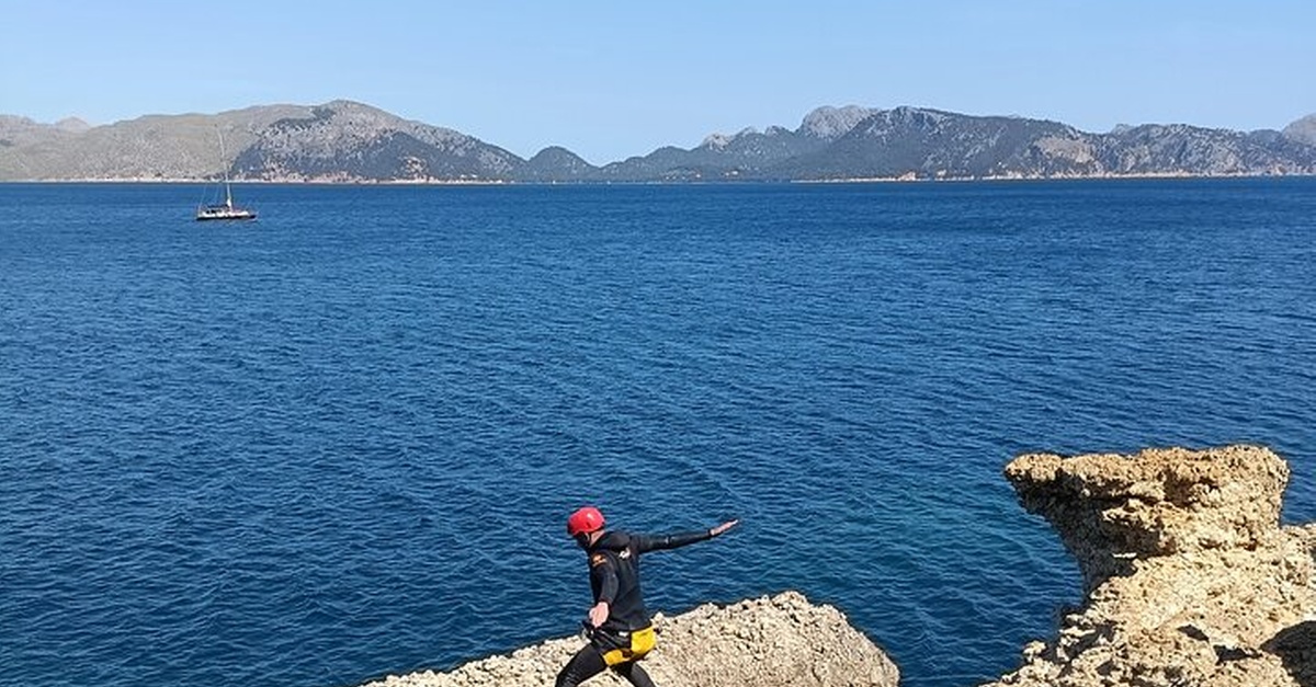 Actividad de coasteering y salto de acantilados en Mallorca Norte