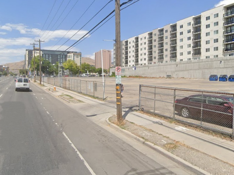 Parking at [U075] 279 S. 300 W. Lot