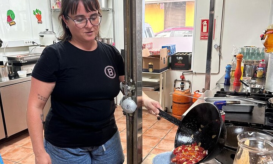 Image 11: Clase de Cocina de Tapas Española con Música de Guitarra en Vivo