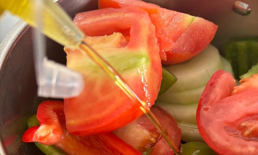Image 18: Clase de Cocina de Tapas Española con Música de Guitarra en Vivo