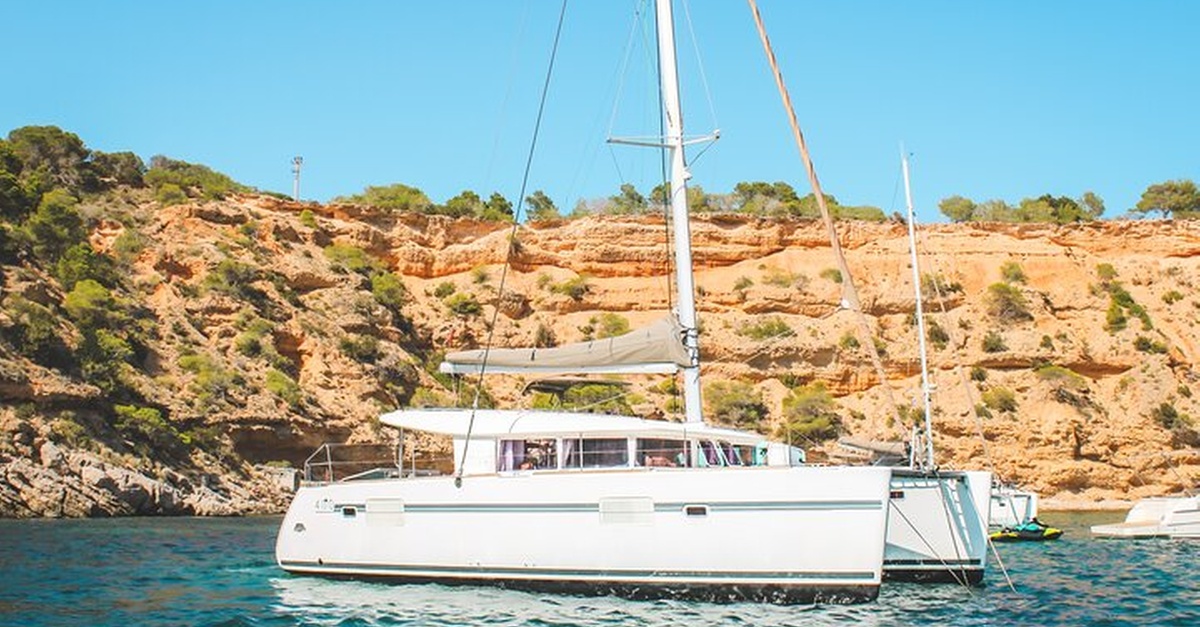 Experiencia de navegación en catamarán con salida desde Palma de Mallorca
