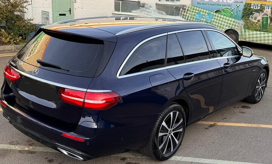 Image 14: Transfer from Gatwick Airport to London