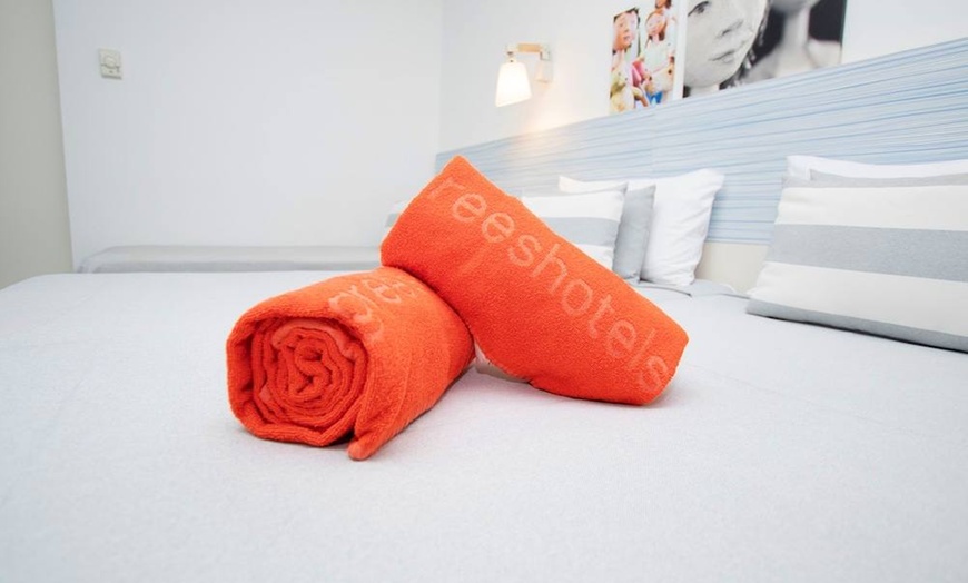 Image 11: ✈ COSTA BARCELONA | Pineda de Mar - Hotel Pineda Splash 4* - Baseny