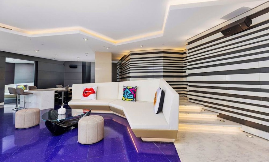 Image 9: ✈ EMIRATI ARABI UNITI | Dubai - V Hotel Dubai Curio Collection by H...