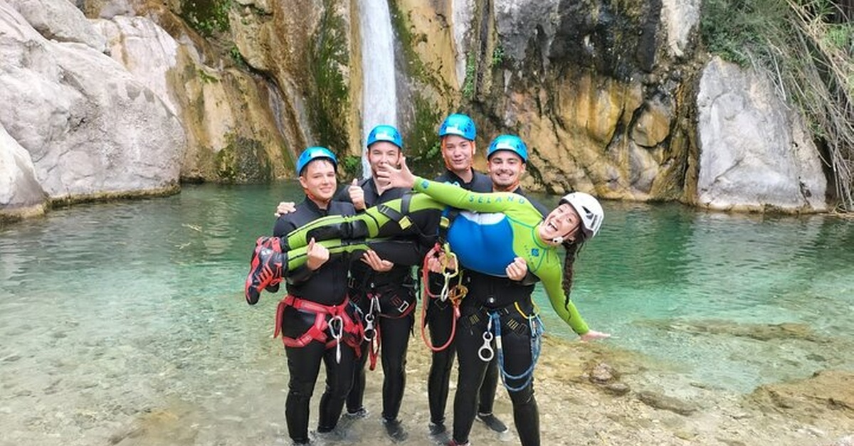 Aventura de descenso de barranco en Valencia
