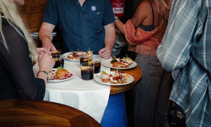 Image 5: Visita guiada a la ciudad vieja de Barcelona con tapas y bebidas