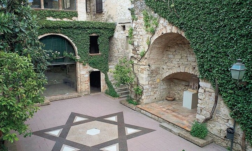 Image 4: Visita Guiada Histórica de Girona en Grupo Pequeño desde Barcelona