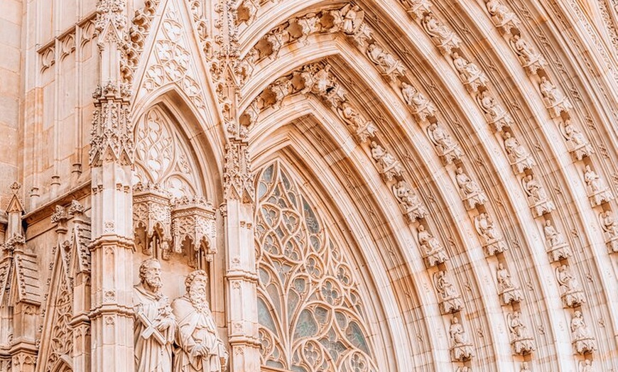 Image 11: Introducción al recorrido a pie por el Barrio Gótico del casco anti...