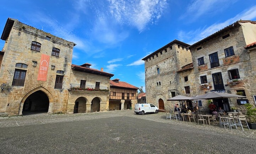 Image 3: Santillana del Mar y la Colegiata medieval de Santa Juliana