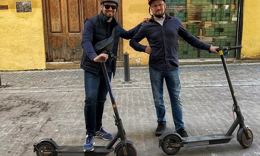 Image 6: Tour privado en moto eléctrica: Ciudad Vieja, Jardines y Ciudad de ...