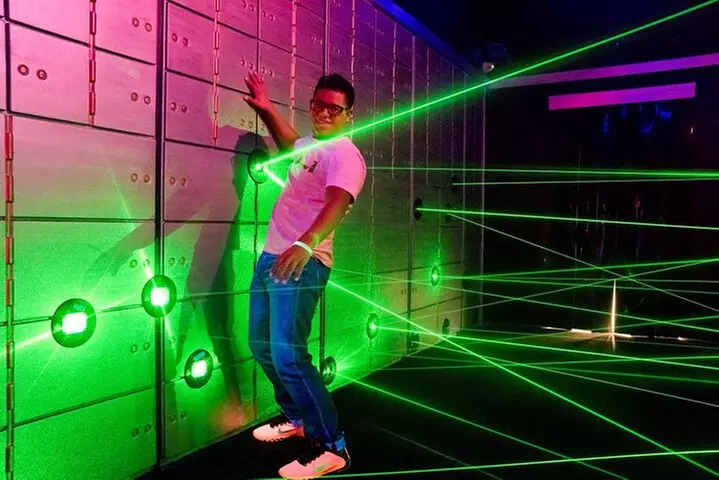 The Amazing Mirror Maze with Escape Room