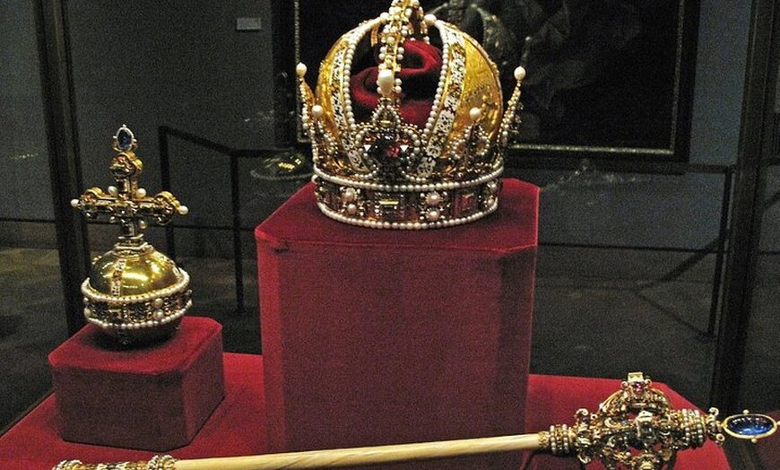 Image 3: Private Tour Tower of London and River Cruise with Entry