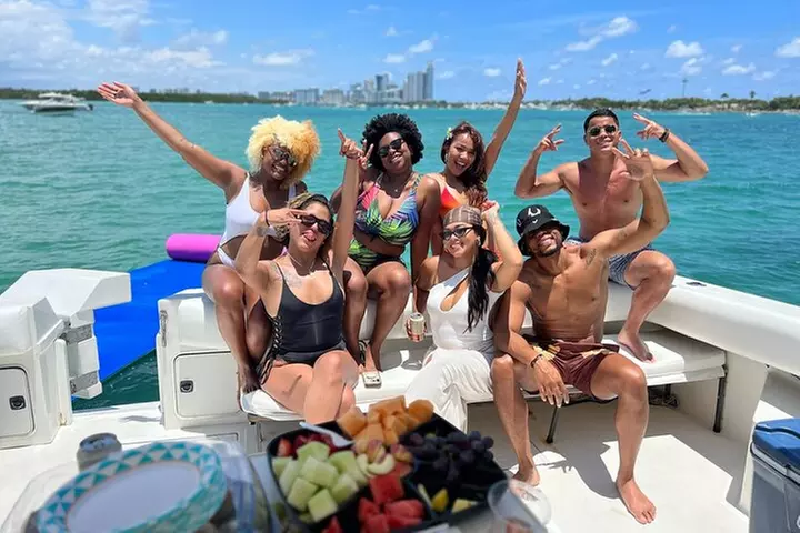 Miami Beach Luxury Yacht Adventure: Explore Stunning Coastline