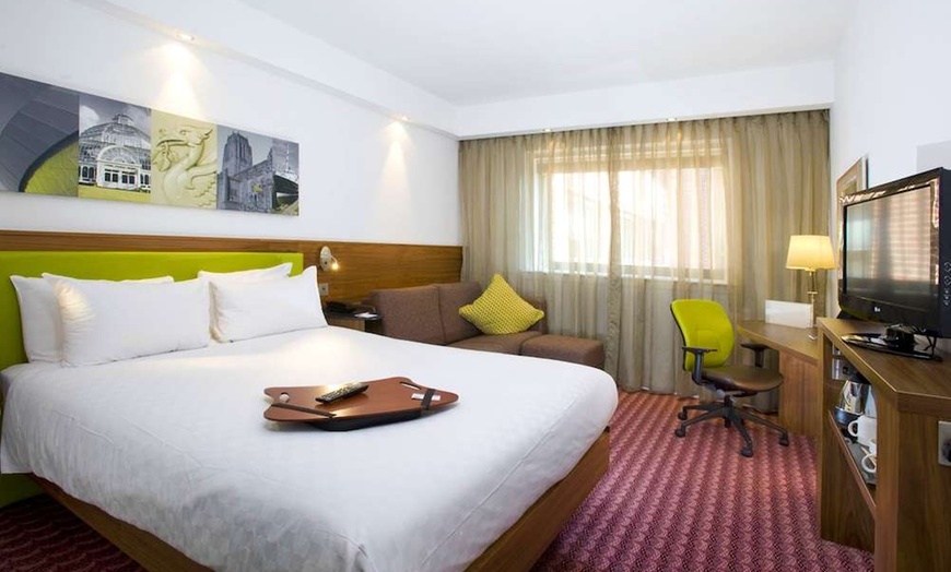 Image 1: ✈ VERENIGD KONINKRIJK | Liverpool - Hampton by Hilton Liverpool Cit...