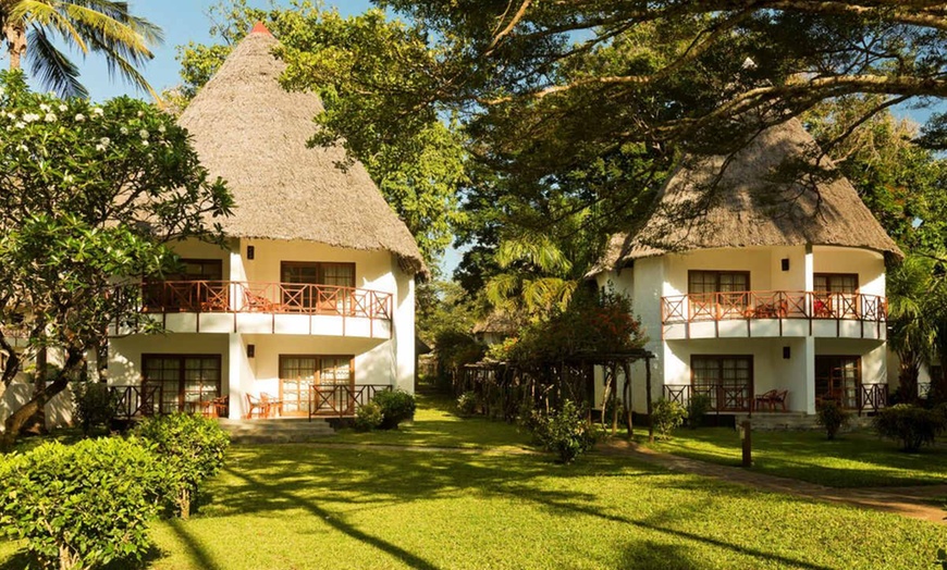 Image 3: ✈ KENYA | Mombasa - De la savane authentique aux rivages du Kenya 4...