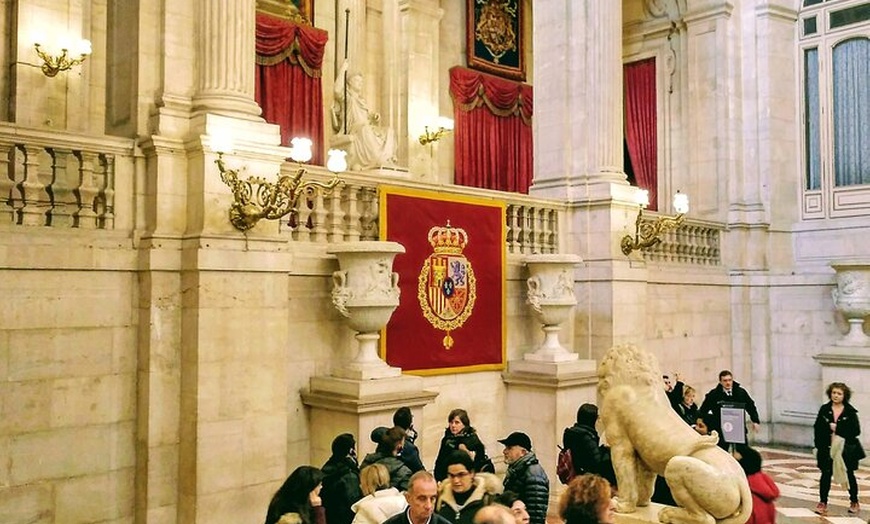 Image 12: Tour al Palacio Real de Madrid : Acceso prioritario con Guía Especi...