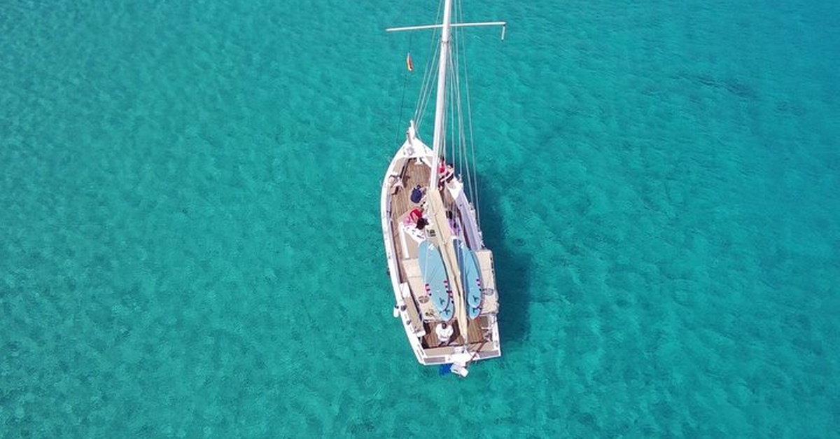 Experiencia privada de vela, barbacoa y snorkel en Ibiza