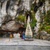 Image 1: Excursion d'une journée à Lourdes au départ de Paris Sanctuaires et...