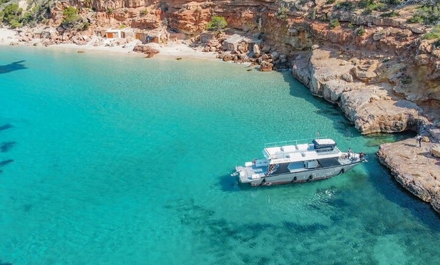 Image 8: Crucero VIP al atardecer con bebidas, paella, remos y snorkel