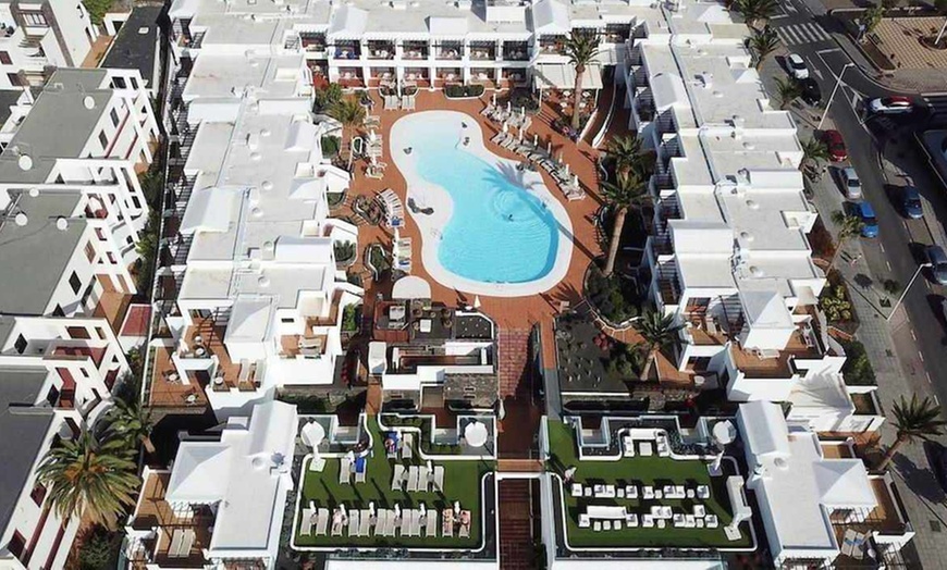 Image 1: ✈ LANZAROTE | Puerto del Carmen - R2 Bahía Kontiki Beach Apartments...