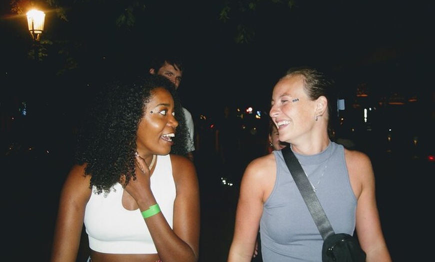 Image 9: OG Barcelona Night Adventure — 3 bares, 3 chupitos y entrada VIP al...