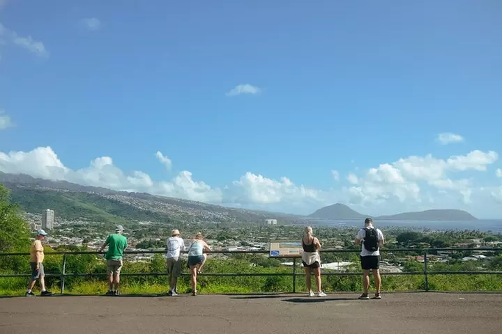 Waikiki Trolley Blue Line Coastline & Local Grindz Hop-on Hop-off