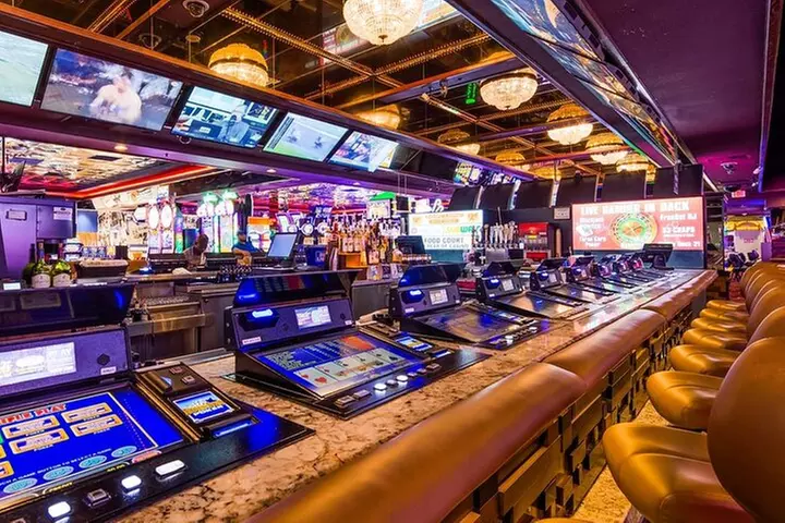 Where the Cheap Spots Are! Vegas Strip Happy Hour Crawl