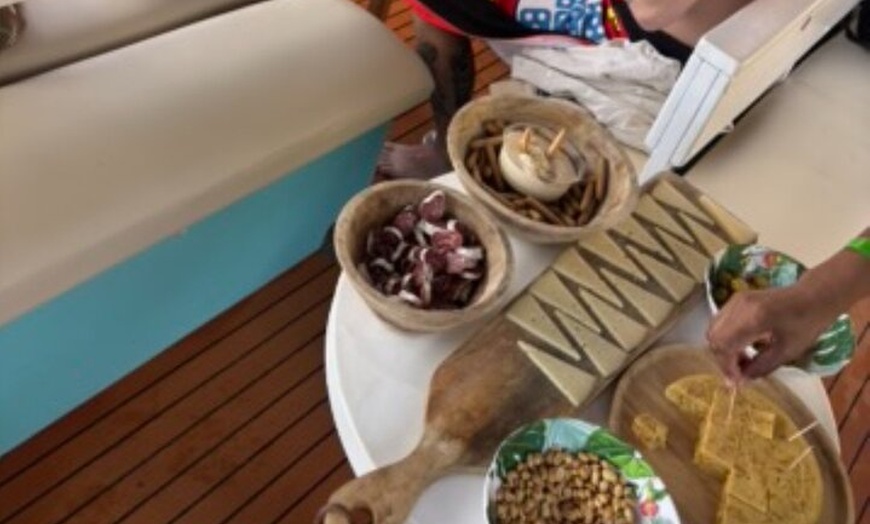 Image 14: Crucero por la playa y deportes acuáticos, tapas, bebidas y frutas.