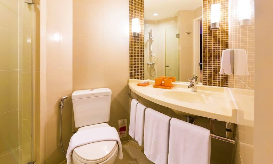 Image 3: ✈ THAILANDIA DEL SUD | Phuket - ibis Phuket Kata Hotel 3* - Piscina...
