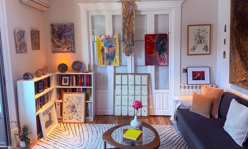 Image 12: Brunch español gourmet en una galería de arte privada oculta