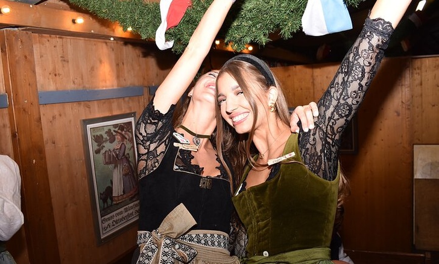 Image 6: Oktoberfest Tour All in Tischreservierung mit 2 Fahrgeschäften